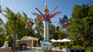 karuzela zeus swing tower w lunaparku w parku rozrywki zatorland