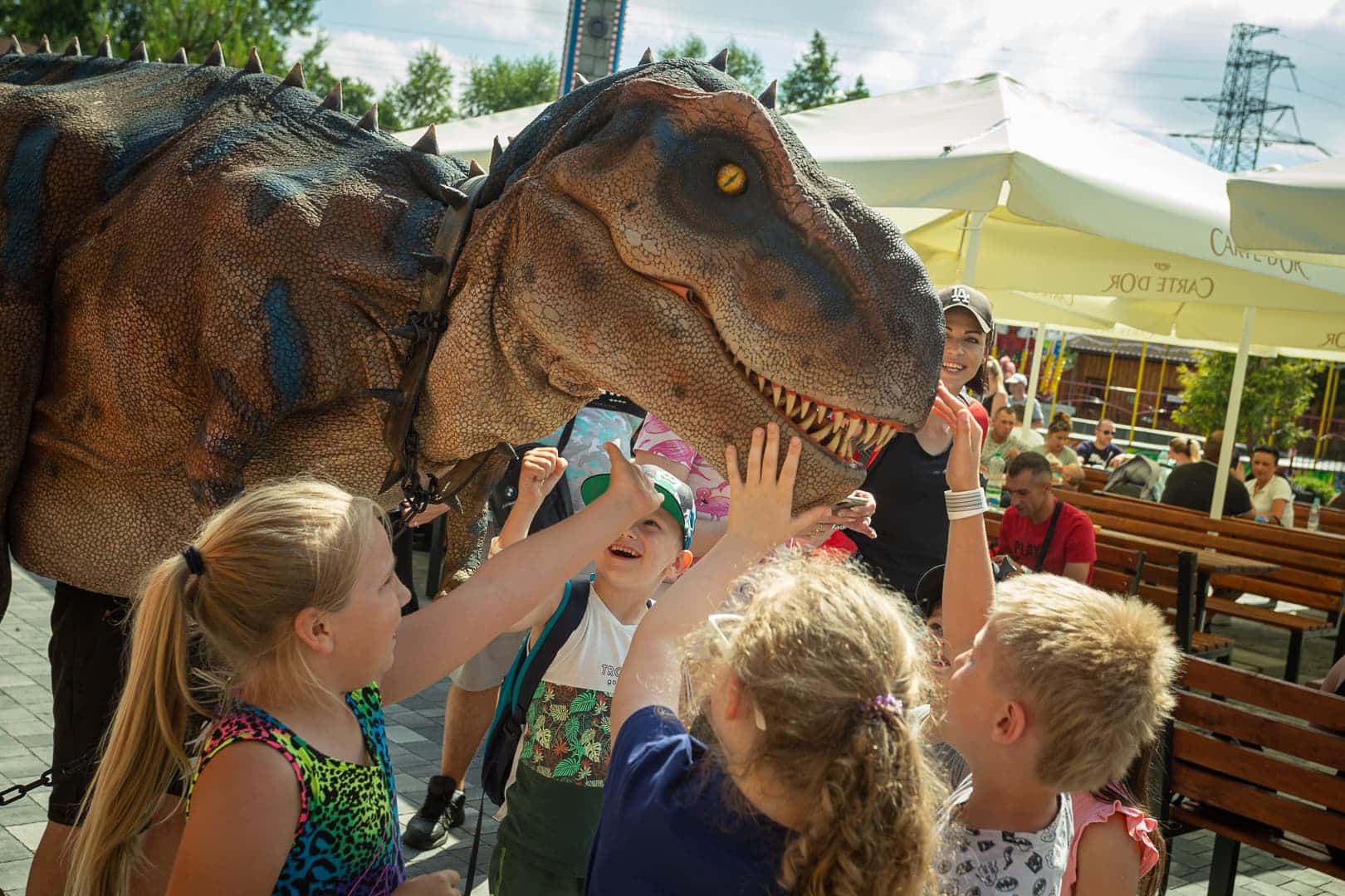Dzieci z dinozaurem