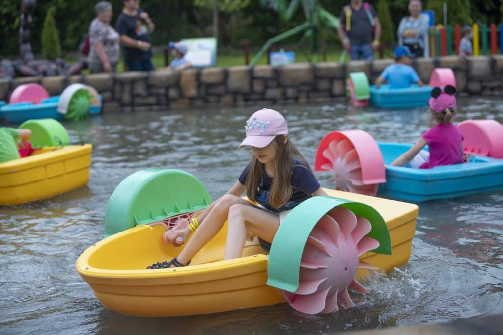 Basen z łódkami dla dzieci w Parku OWadów w Parku Rozrywki Zatorland