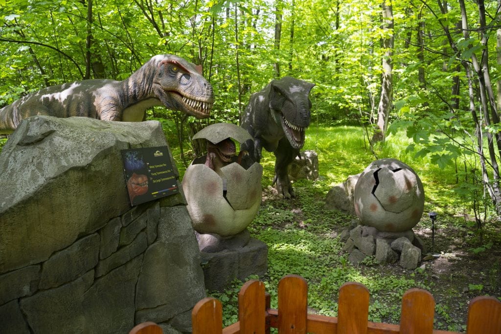 Rodzina T-Rexów w Parku Ruchomych Dinozaurów w Zatorlandzie