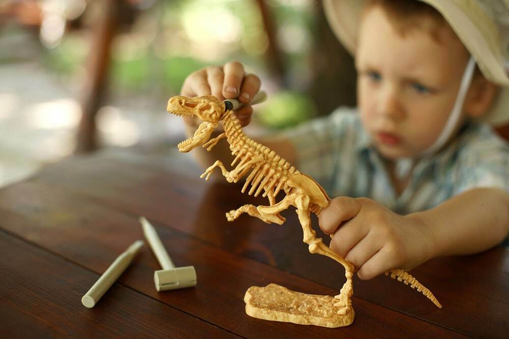 7 zabaw z dzieckiem w domu: szkielet dinozaura