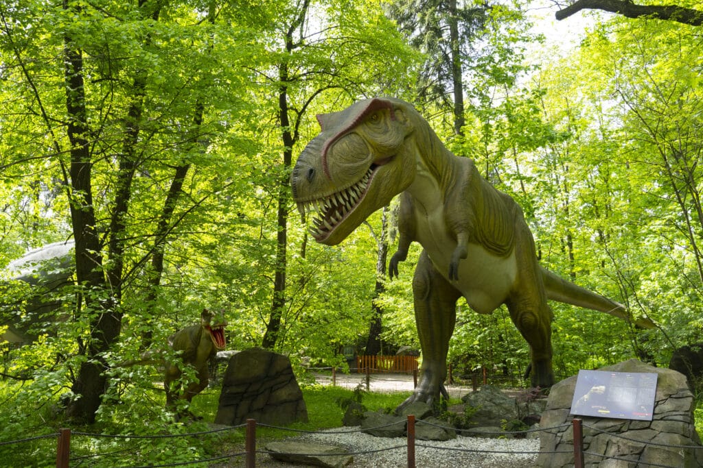 Figura T-Rexa w Parku Ruchomych Dinozaurów, rodzinne atrakcje dla dzieci