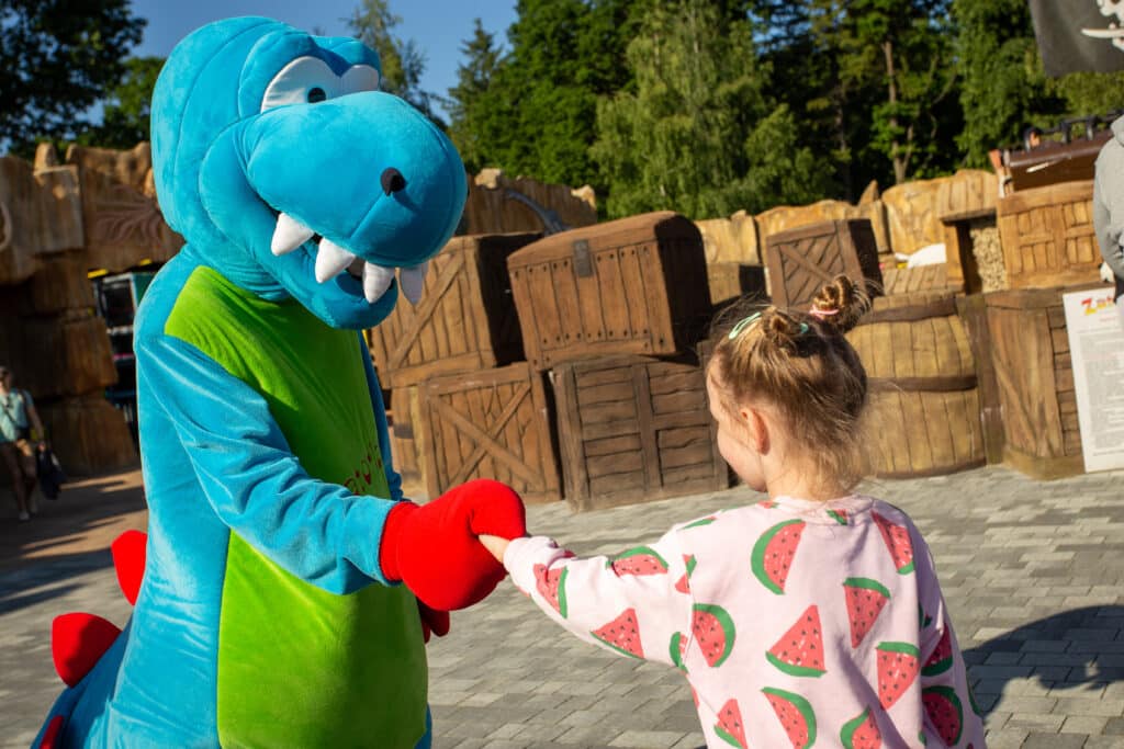 Dinozaur Franio przytula dzieci