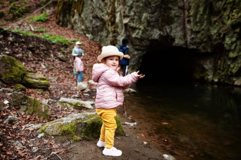 Dzieci zwiedzają jaskinię