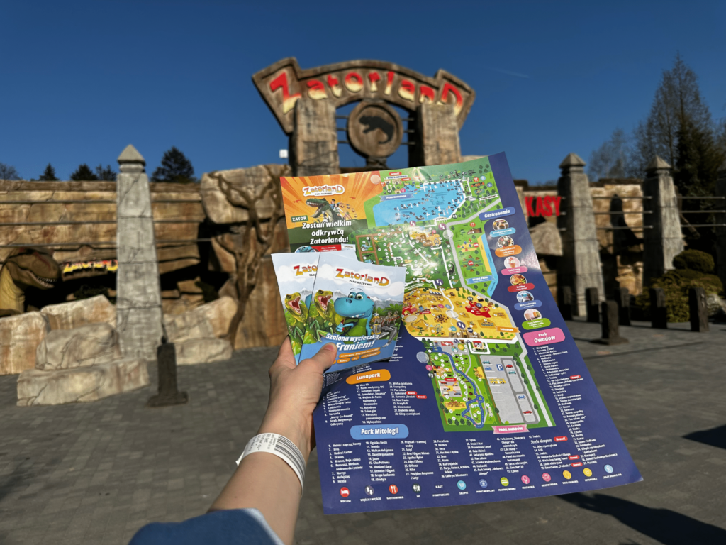 mapa Zatorland trzymana w ręce przed bramą wejściową do Zatorland