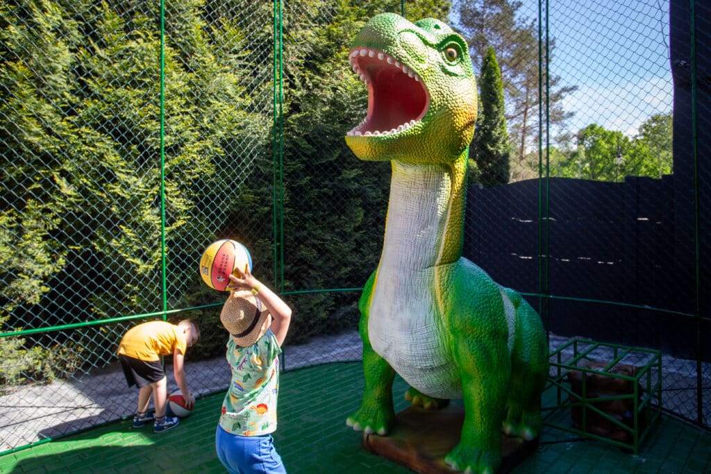 karmienie dinozaura Czesia