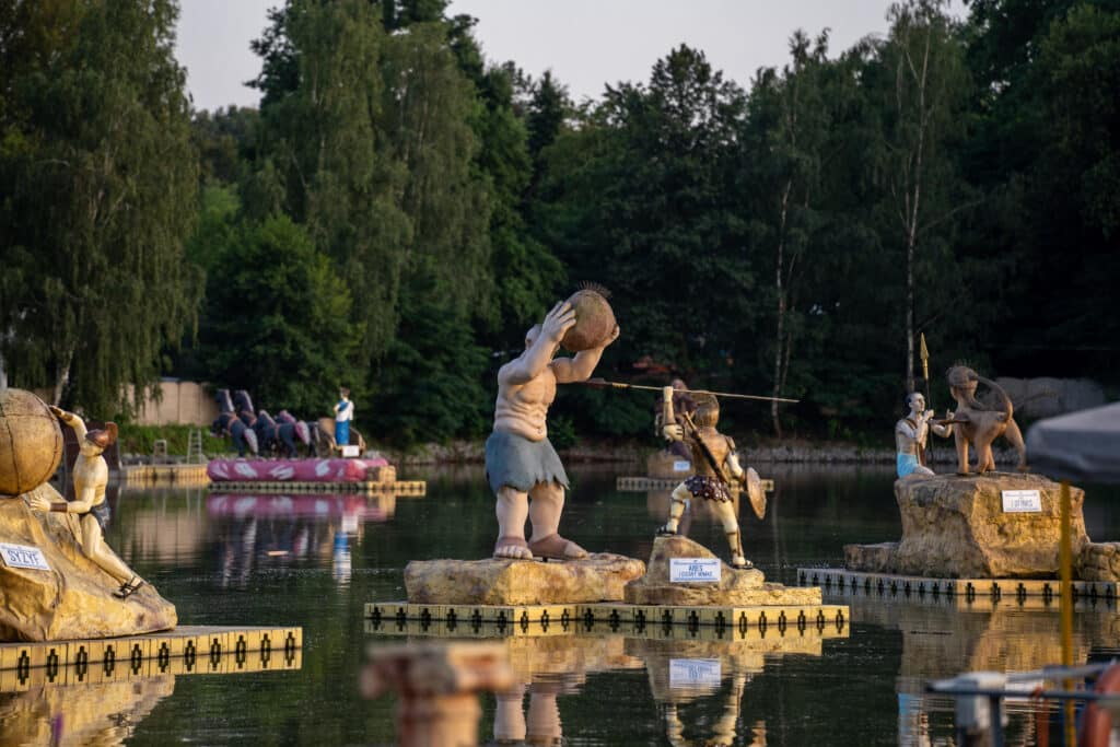 Figury na wodzie w Parku Mitologii 