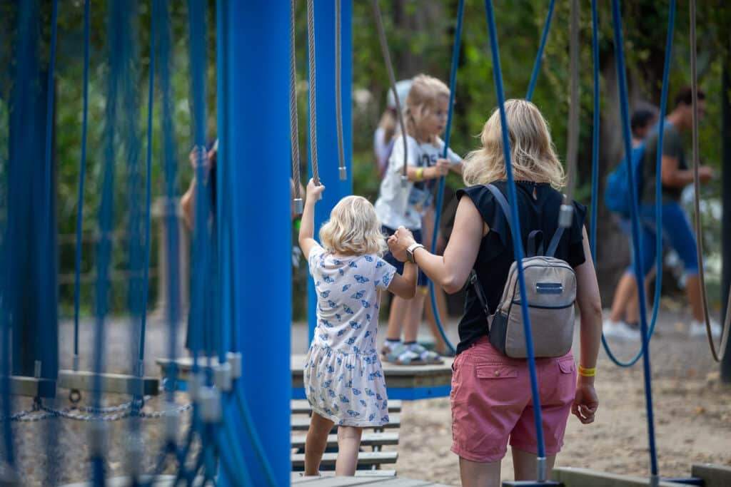 Dzieci w parku linowym w Zatorlandzie