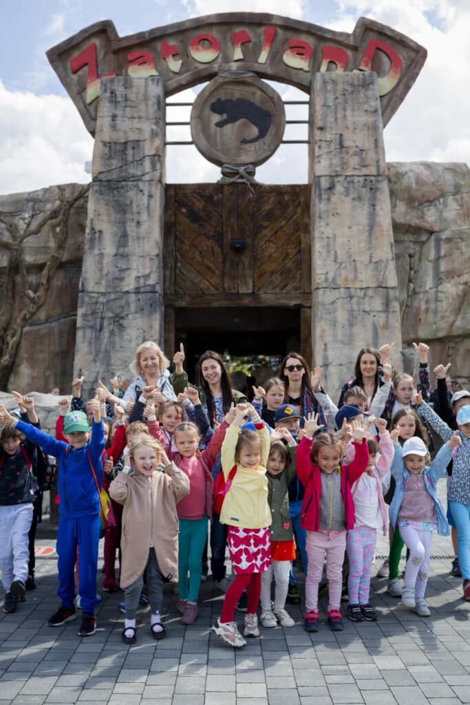 Grupa dzieci przed bramą Zatorlandu