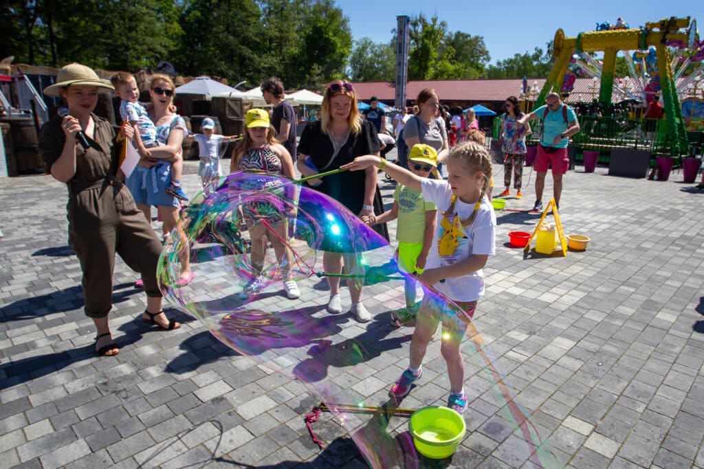 dzieci bawiące się w Parku Rozrywki Zatorland